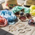 jarnej módy doplnky šatky klobúky slnečné okuliare jemné náramky na drevenom stole